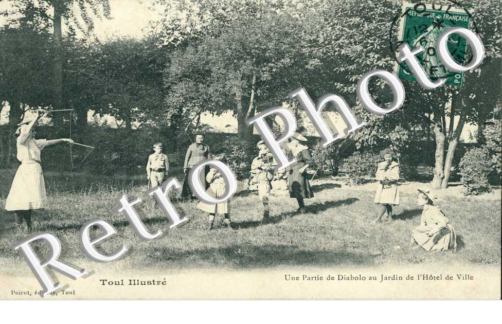 Une Partie de Diabolo au Jardin de l'Hôtel de Ville