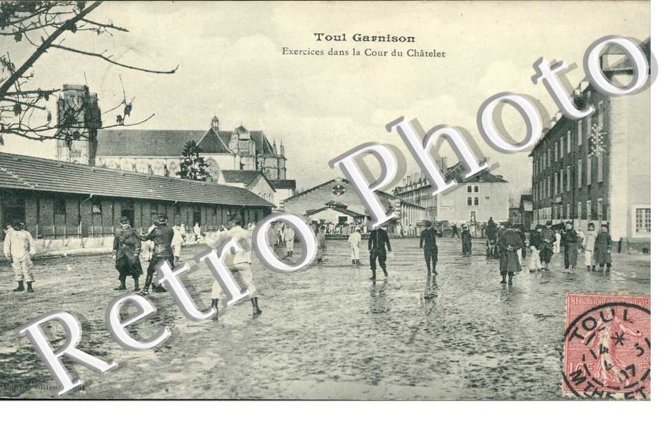 Exercices dans la cour du chatelet - garnison