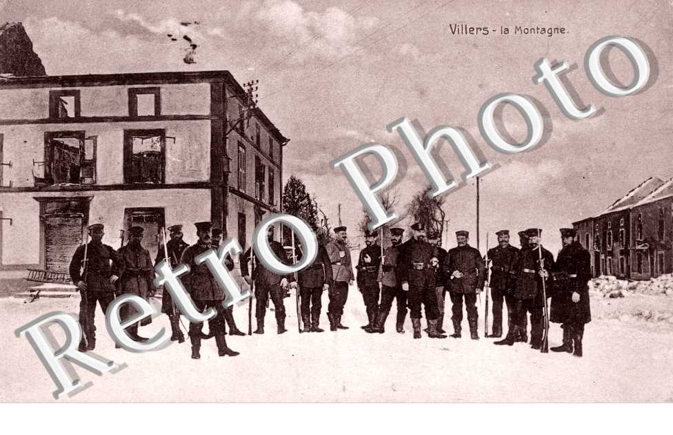 Groupe de Militaires et Ruines