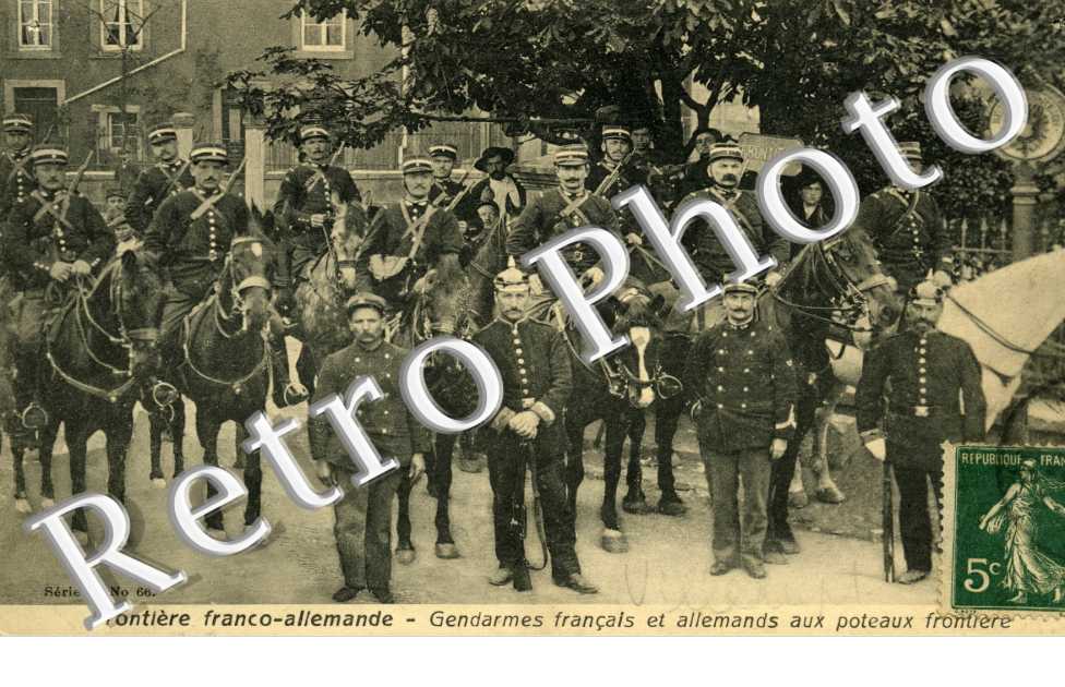 Frontiere franco-allemande Gendarmes francais et allemands aux poteaux frontiere
