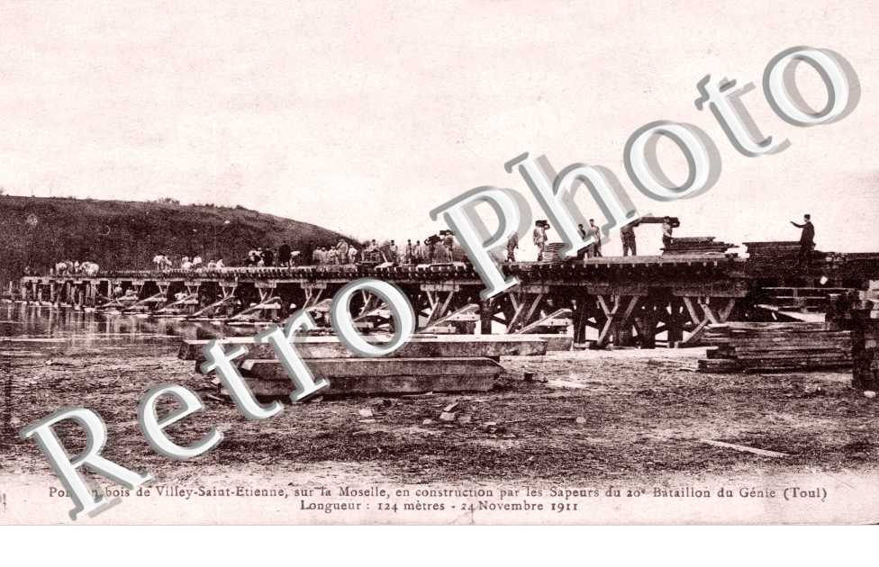 pont en bois  en construction par les sapeurs du 20e bataillon du genie le 24