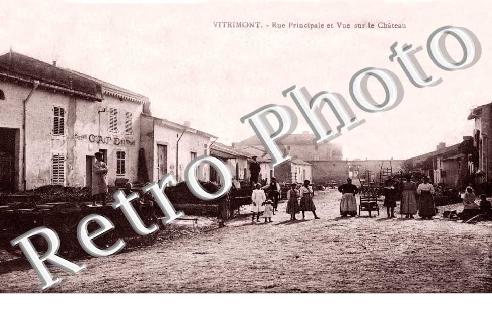 Rue principale et vue sur le chateau