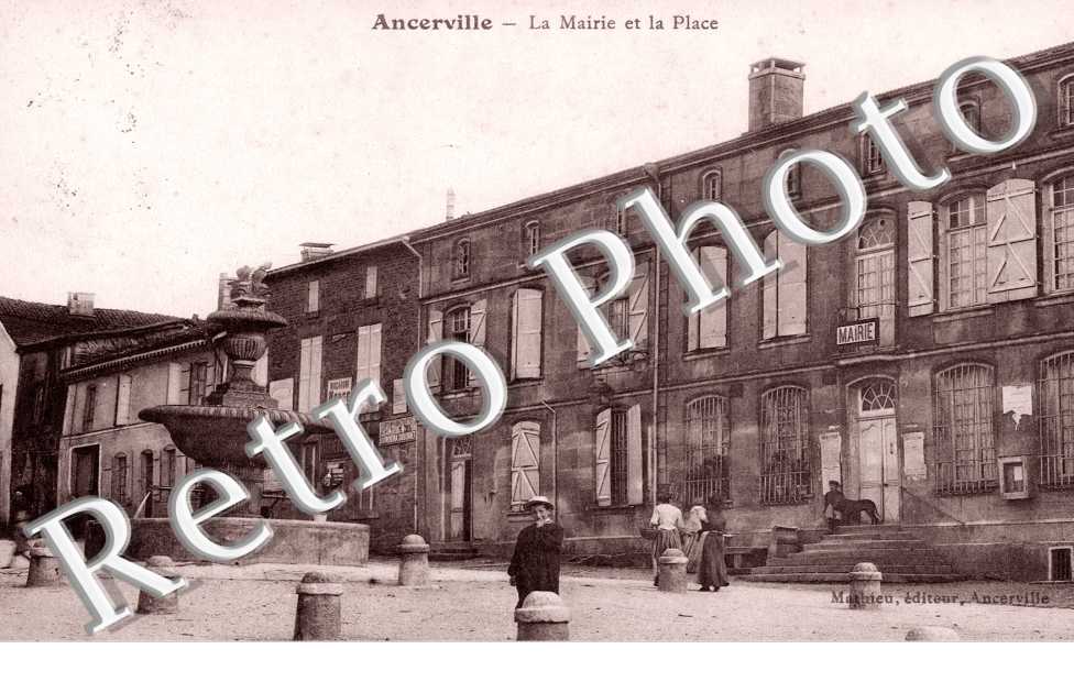 La mairie et la place