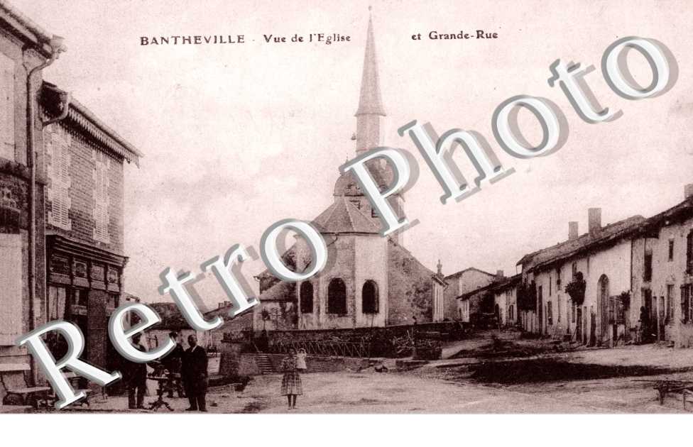 Vue de l&#039;eglise et grande rue