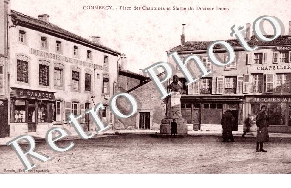 Place des Chanoines et Statue du Docteur Denis