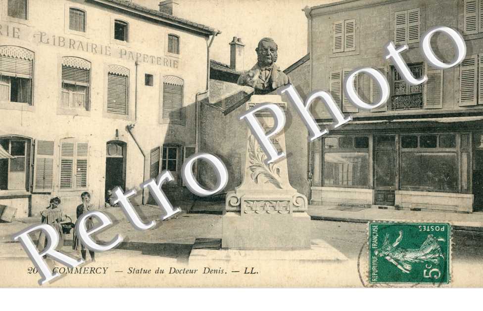 Place et Statue du Docteur Denis