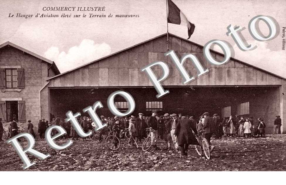 le Hangar d'Aviation eleve sur le Terrain de manoeuvres