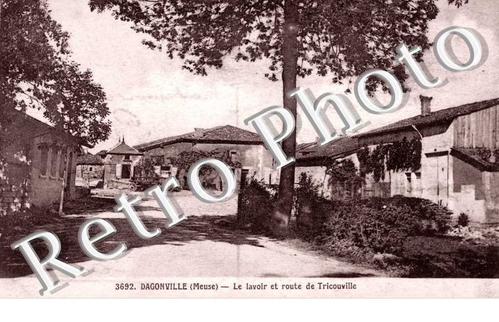 Le lavoir et route de Tricouville