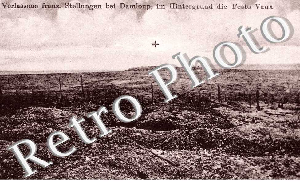 Verlassene franz. Stellungen bei Damloup, im Hintergrund die Feste Vaux