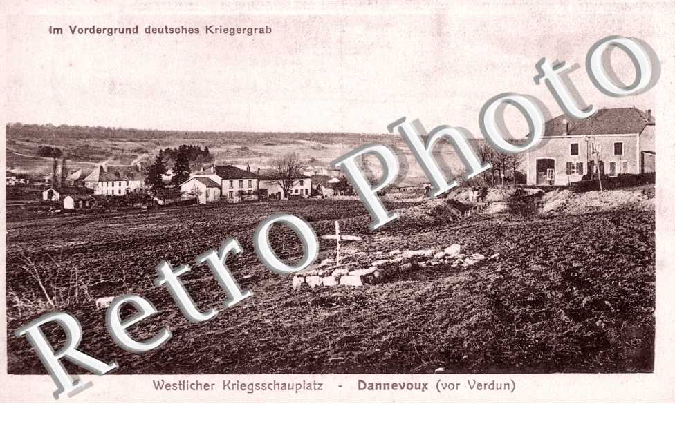 Im Vordergrund deutsches Kriegergrab