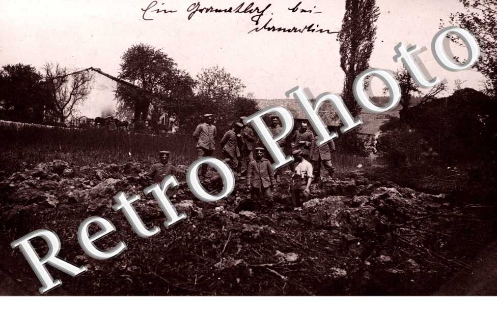 Militaires dans un trou d'obus