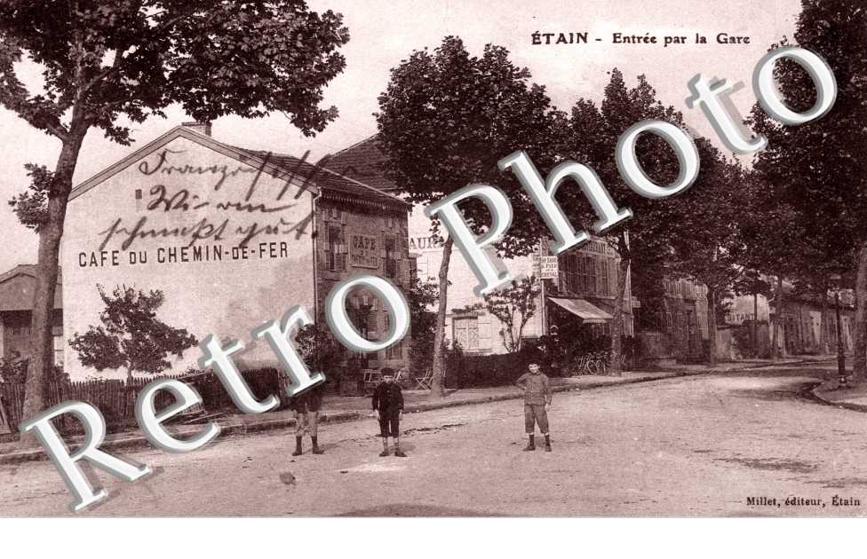 Entree par la Gare ( cafe du chemin de fer )