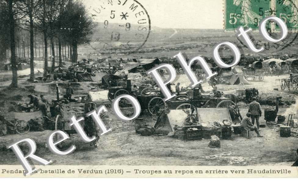 Pendant la bataille de verdun (1916) troupes au repos en arriere