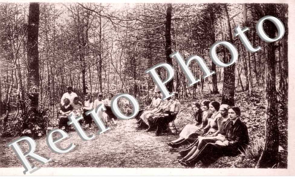 Groupe de jeunes femmes en foret