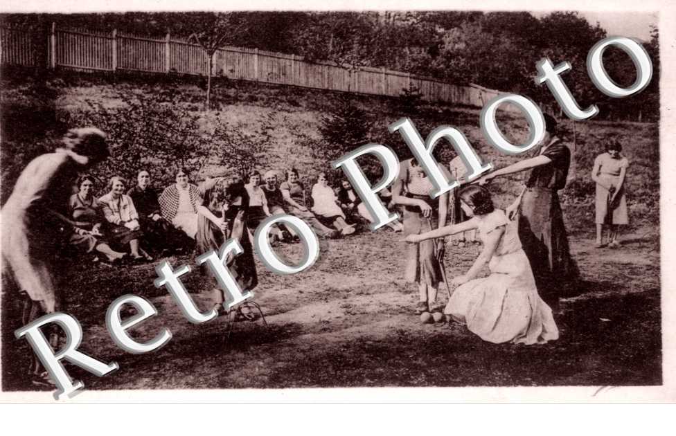 Groupe de jeunes femmes jouant au Croquet
