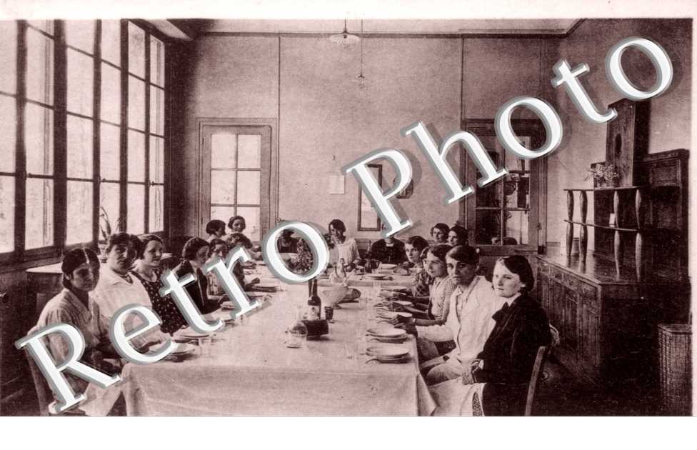 Groupe de jeunes femmes a table