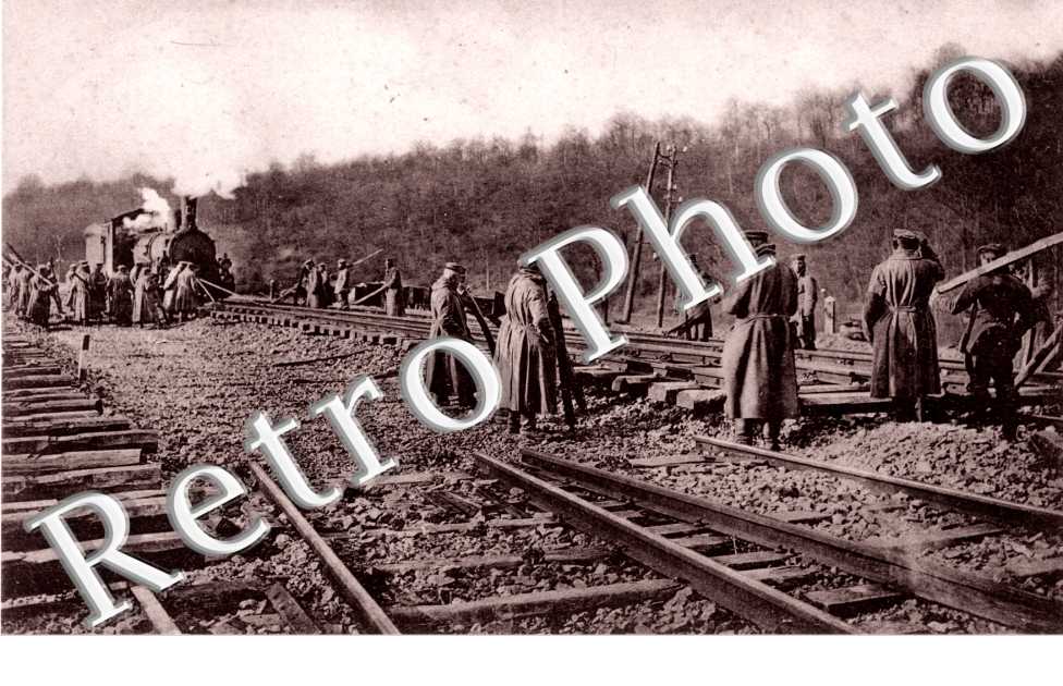 ( des soldats au travail sur les rails )