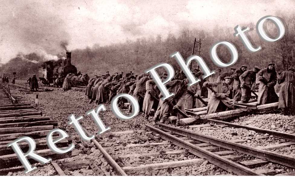 ( des soldats au travail sur les rails )