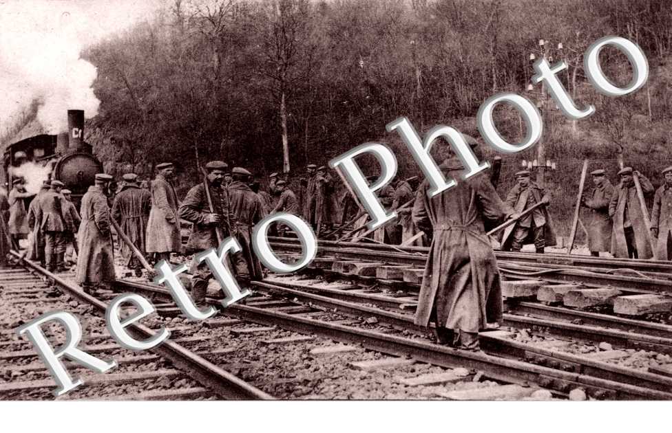( des soldats au travail sur les rails )