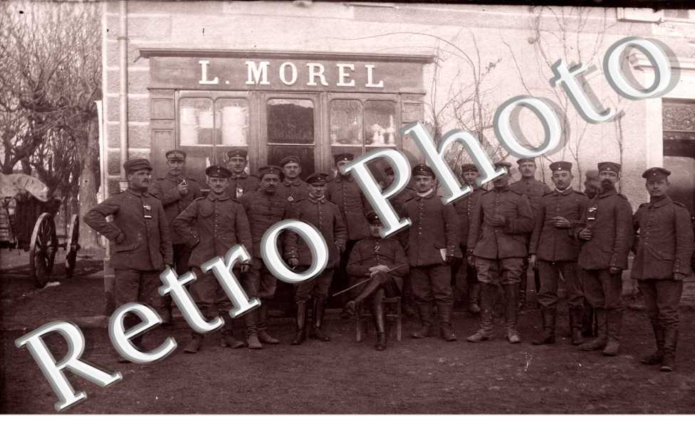 Militaires devant l'Etablissement L. Morel