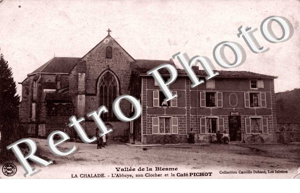 L'abbaye, son clocher et le cafe Pichot
