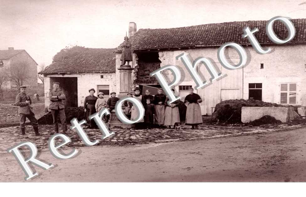 Un groupe de personnes devant la Statue de Jeanne d'Arc