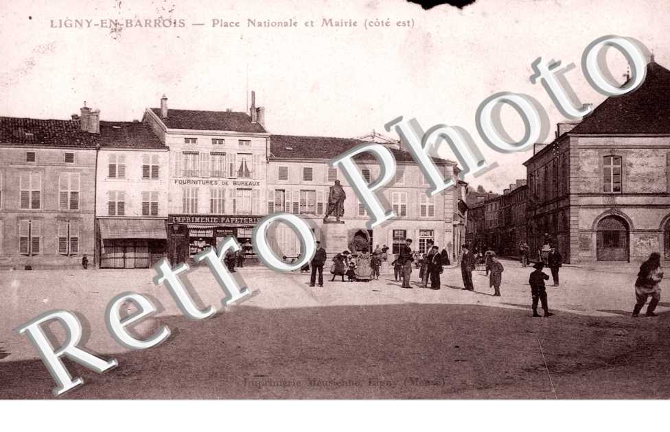 Ligny-en-Barrois, Place Nationale et Mairie (cote est)