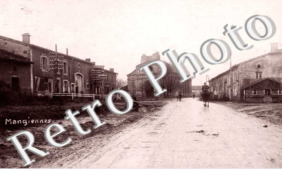 Grande rue et l'Eglise en Ruines