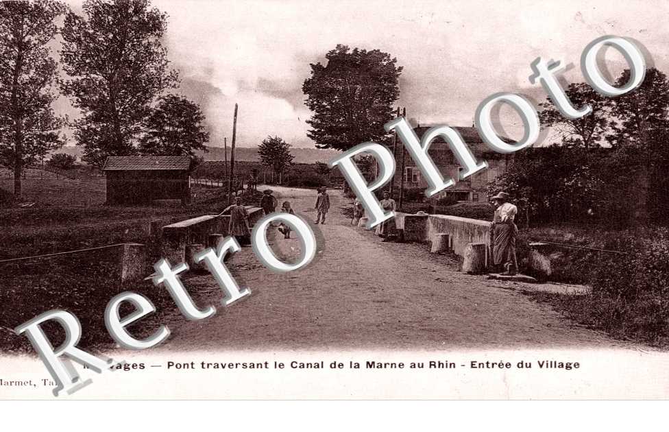 Pont traversant le canal de la Marne au Rhin - entree du village