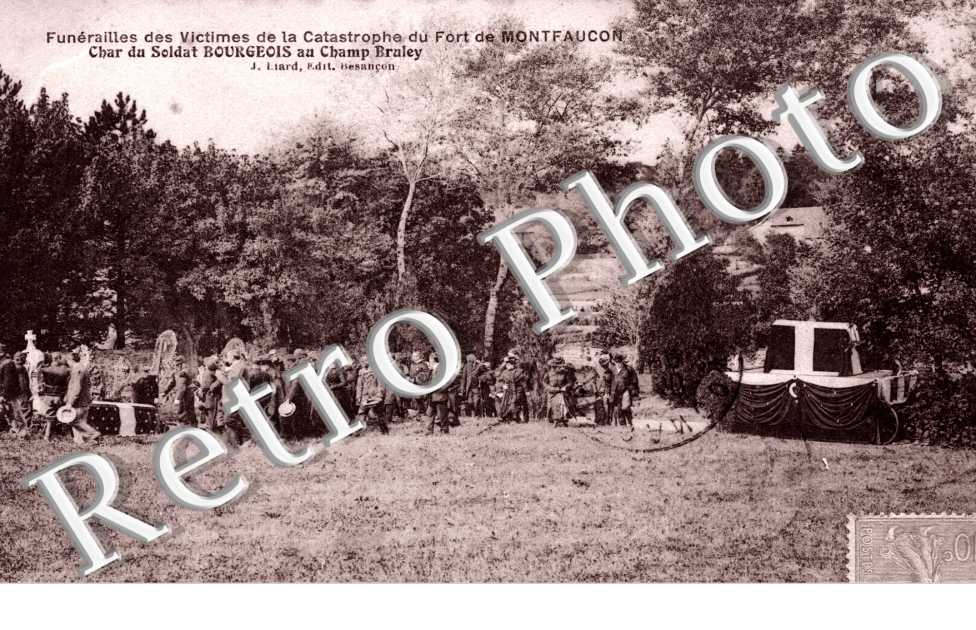 funerailles des victimes de la catastrophe du fort de Montfaucon Char du soldat Bourgeois champ de Bruley
