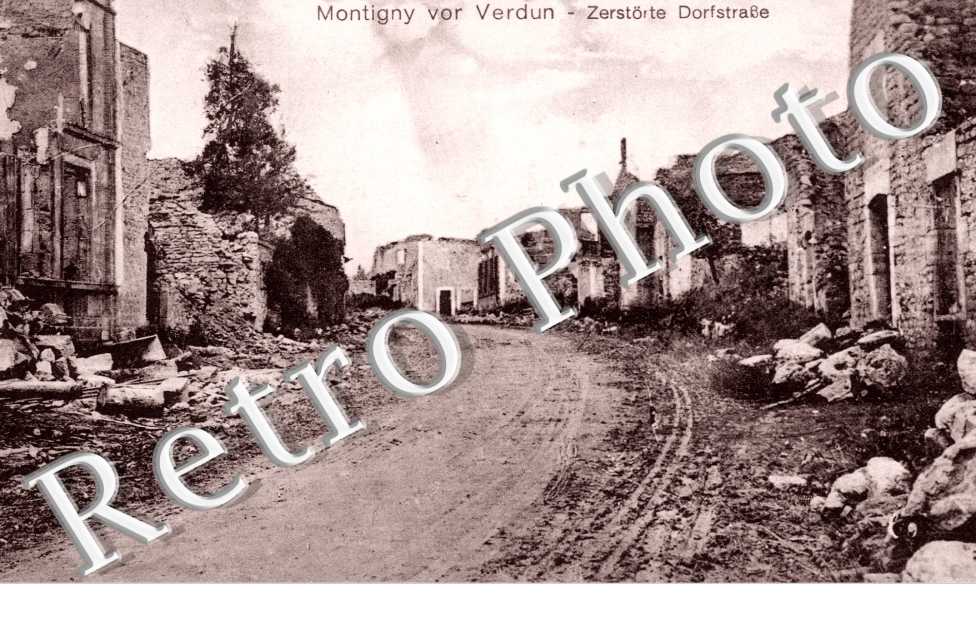 zerstorte Dorfstrasse - feldpostkarte