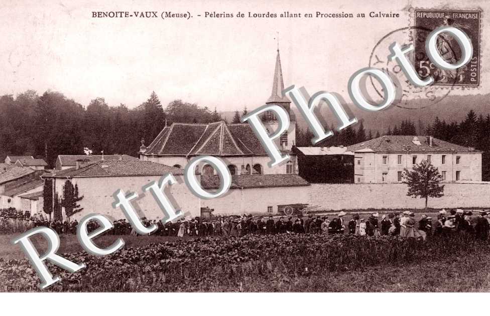Pelerins de Lourdes allant en procession au calvaire -  Benoite-Vaux