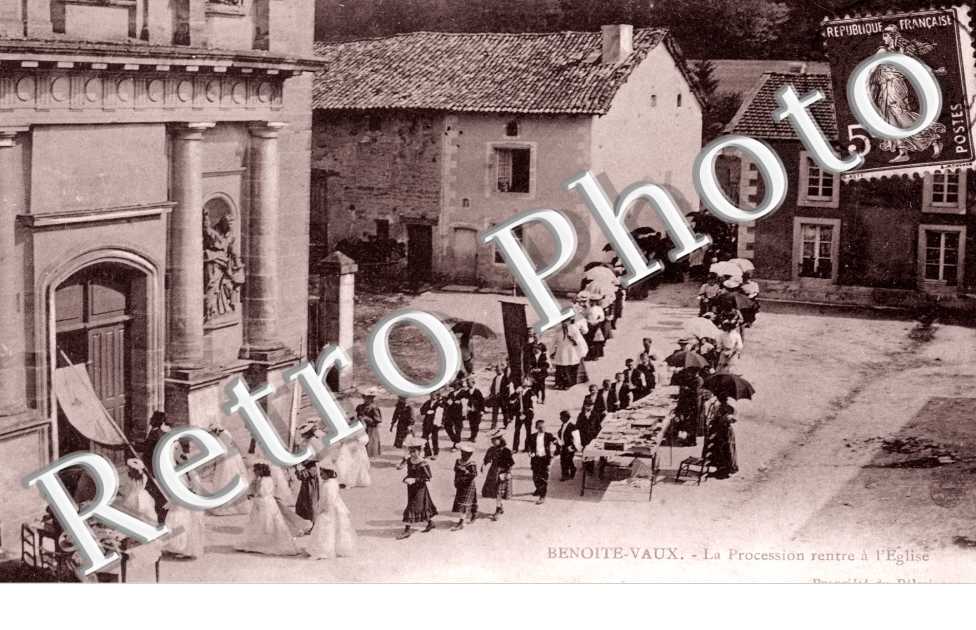 Procession rentrant à l'eglise -  Benoite-Vaux