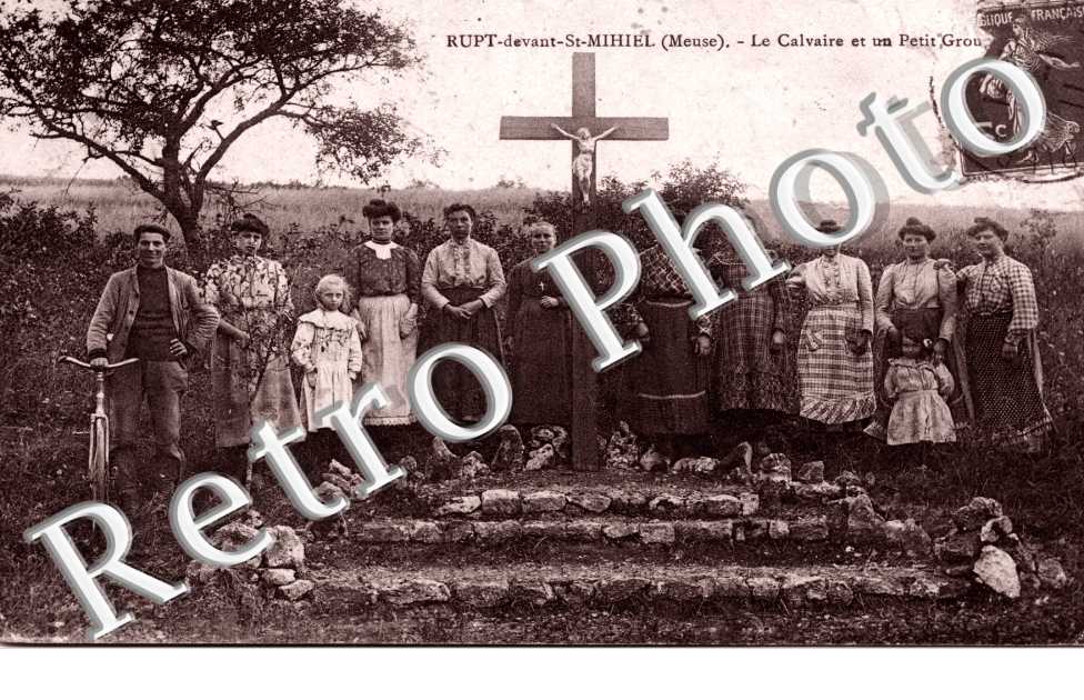 Le calvaire et un petit groupe