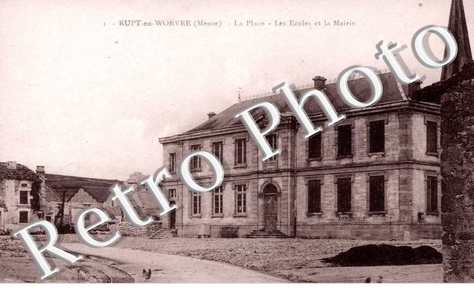 La place - les ecoles et la mairie