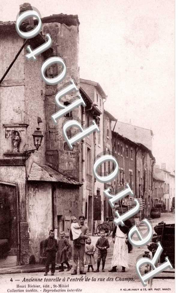 ancienne tourelle a l'entree de la Rue des Champs