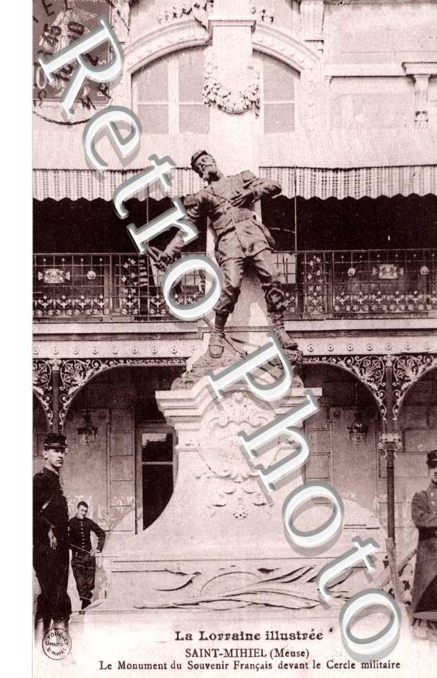 le monument du Souvenir Francais devant le cercle militaire