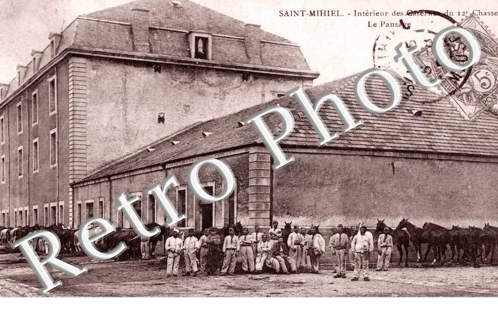 Interieur des Casernes du 12eme Chasseurs, le Pansage