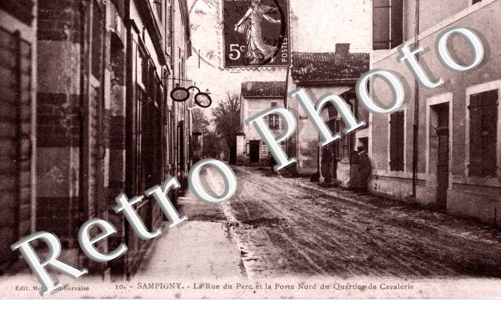 La rue du parc et la porte Nord du quartier de Cavalerie