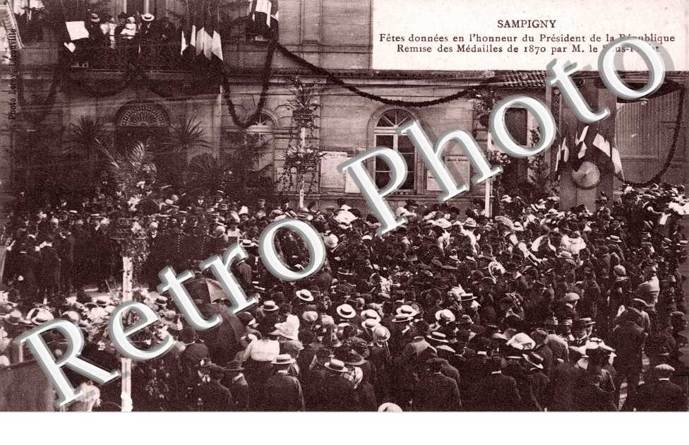 Fetes donnees en l'honneur du President de la Reublique - Remise des medailles de 1870 par le Sous-Prefet