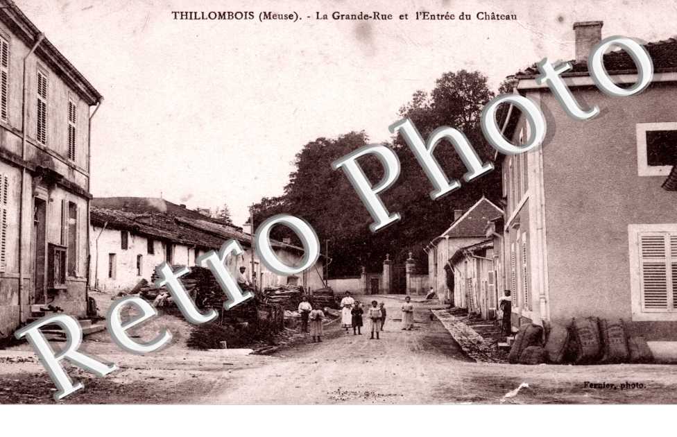 la grande rue et l'entree du chateau
