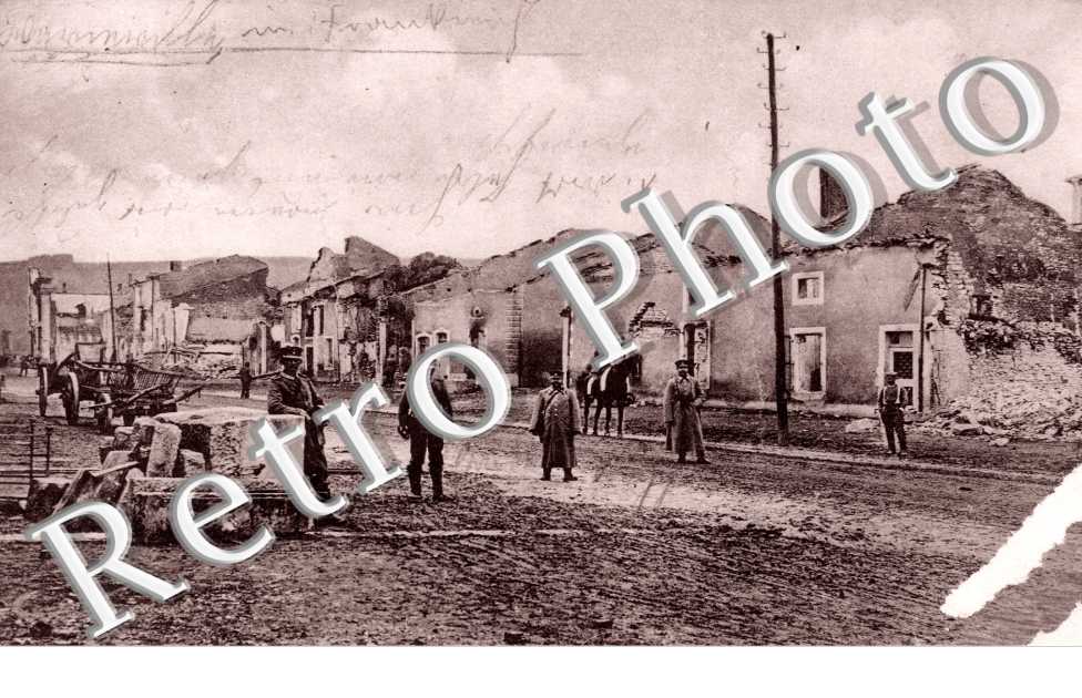 ( des soldats dans les ruines du village )