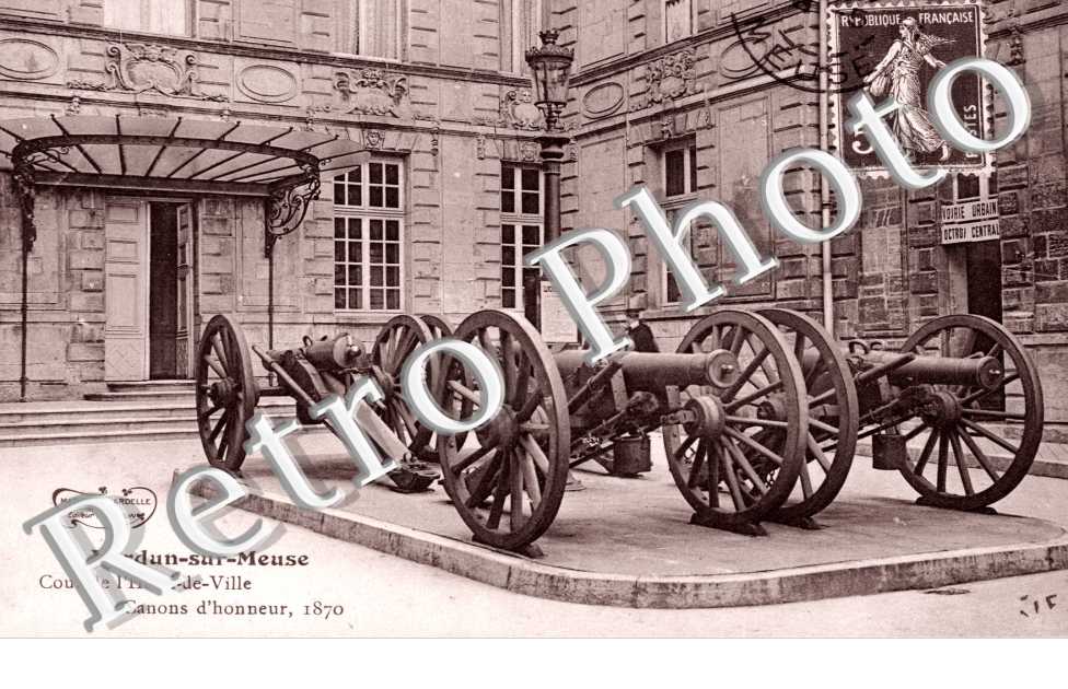 Cour de l'Hotel de Ville Canons d'Honneur 1870