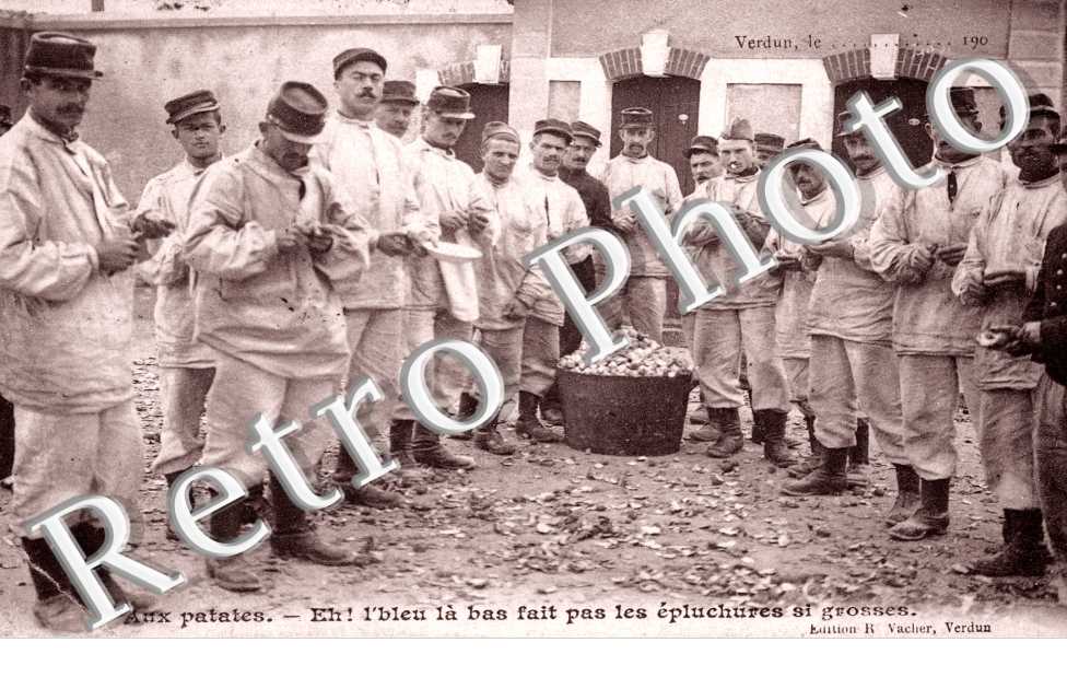 ( Soldats epluchant des patates )