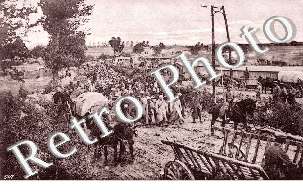 Des soldats traversant le village