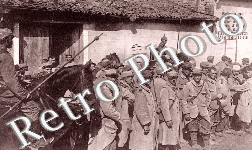 Gefangene Franzosen aus dem Bois d'Ailly auf dem Marsche