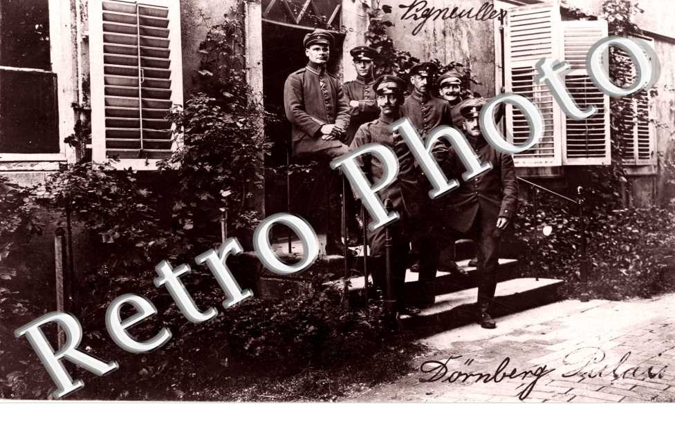 Un Groupe de Militaire sur un Perron