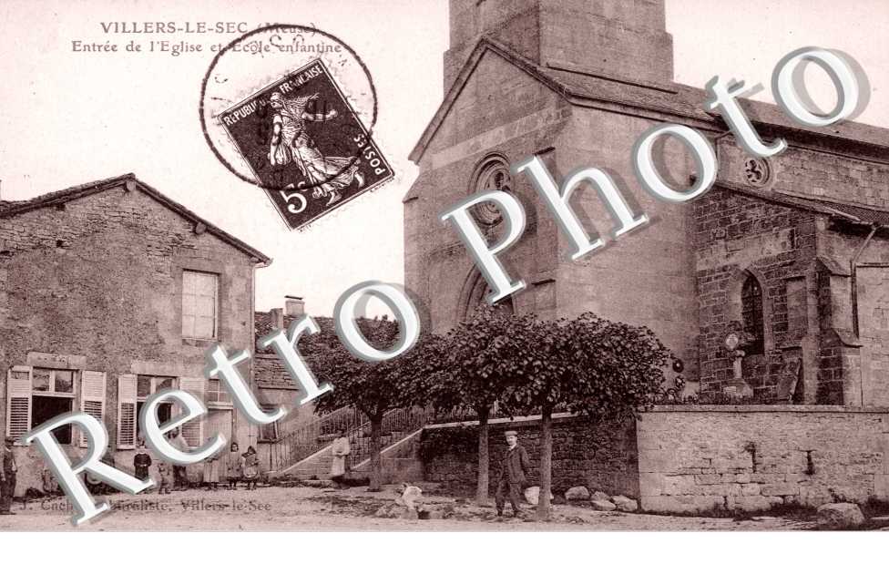 Entree de l'Eglise et Ecole enfantine