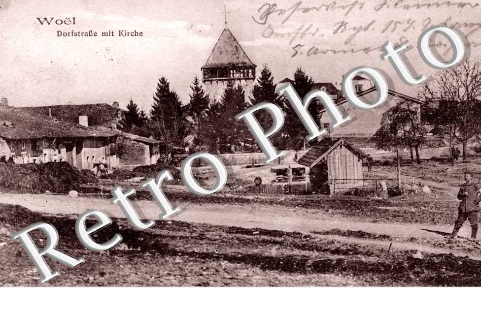 Dorfstrasse mit Kirche