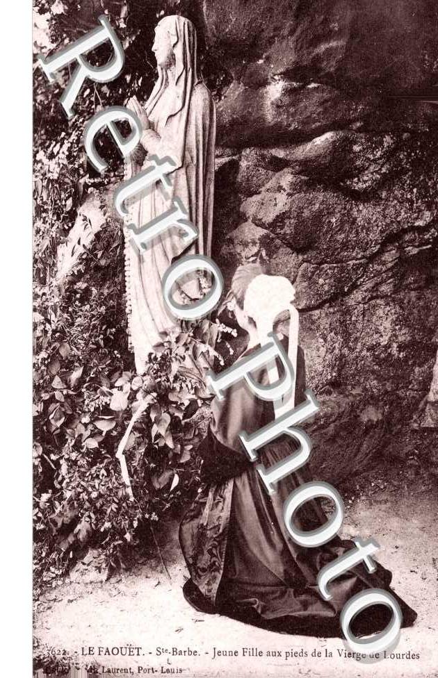 Jeune Fille aux pieds de la Vierge de Lourdes